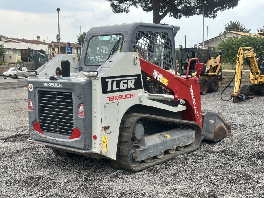 Używana Takeuchi TL6R widok z tyłu z podwoziem gąsienicowym i kompaktową konstrukcją.