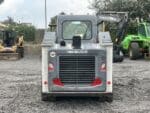 Takeuchi TL6R widok z tyłu z maską i osłoną silnika.