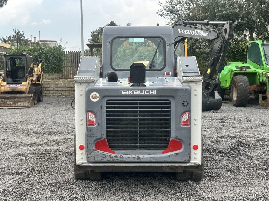Takeuchi TL6R widok z tyłu z maską i osłoną silnika.