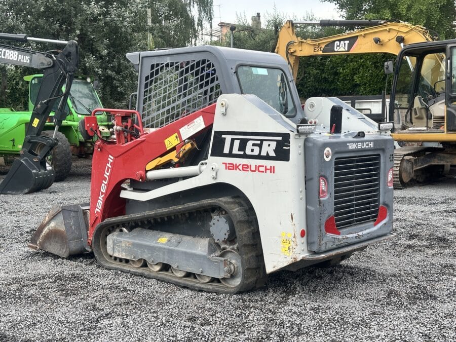 Takeuchi TL6R vue latérale complète avec châssis chenillé.