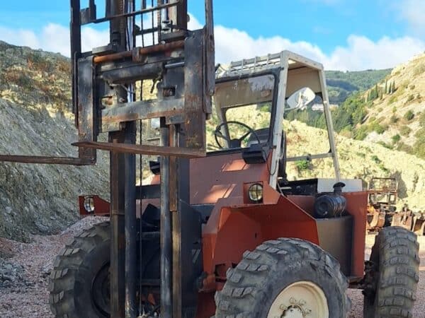 Carrello elevatore MANITOU 50 quintali fuoristrada con forche anteriori e capacità di carico 50 quintali