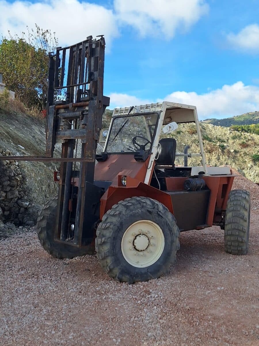 Carrello elevatore fuoristrada MANITOU 50 quintali usato vista anteriore con montante duplex e pneumatici off-road