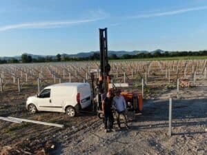 Battipalo al lavoro in un cantiere fotovoltaico durante l'infissione dei pali