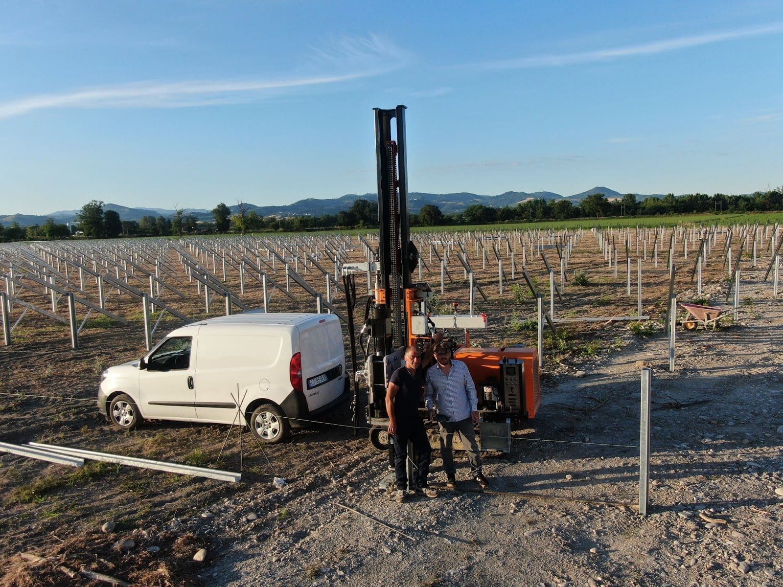 Battipalo al lavoro in un cantiere fotovoltaico durante l'infissione dei pali