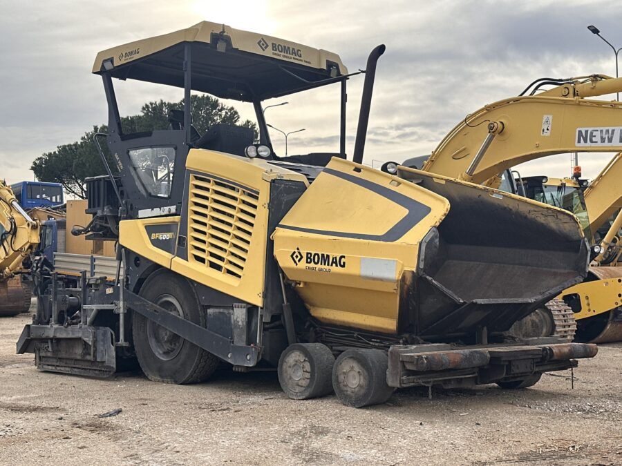 BOMAG BF600 P-2 finitrice gommata vista frontale in vendita a Roma