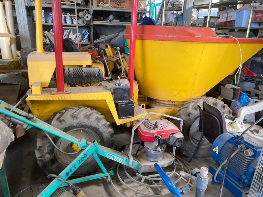 Used 4X4 dump truck side view in Livorno