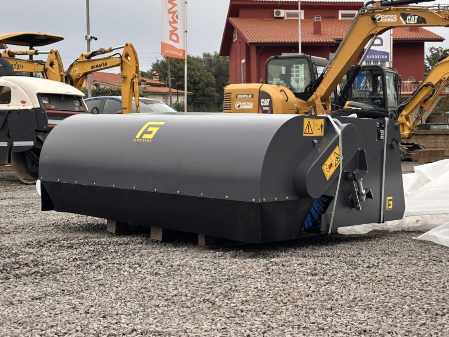 Benna spazzatrice GF Gordini SWC168 vista frontale, compatibile con minipale