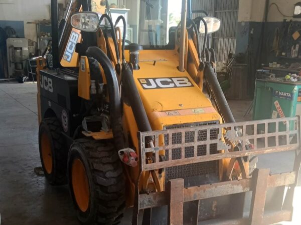 JCB 1CX-HF usata pronta al lavoro con forche anteriori e braccio posteriore da scavo