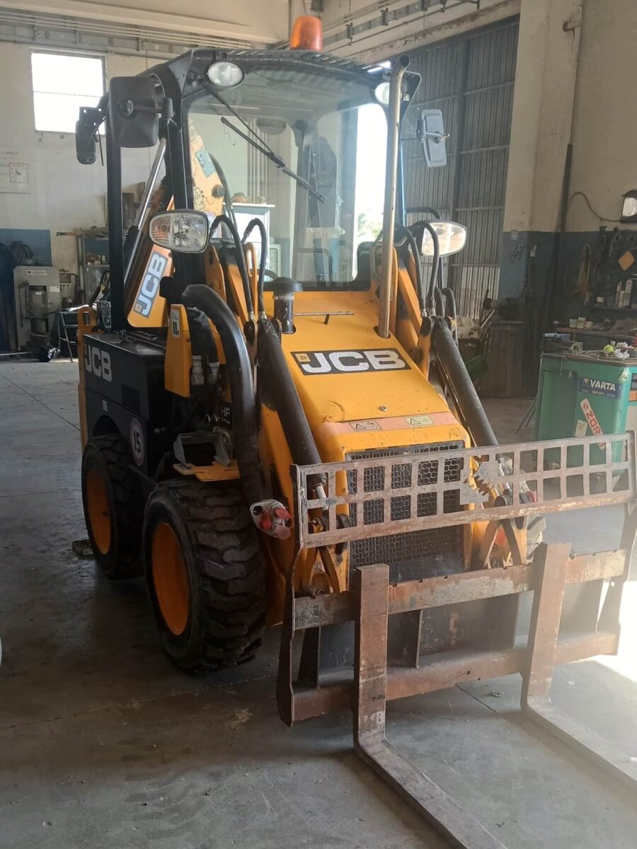 Używana JCB 1CX-HF gotowa do pracy z widłami z przodu i ramieniem koparki z tyłu