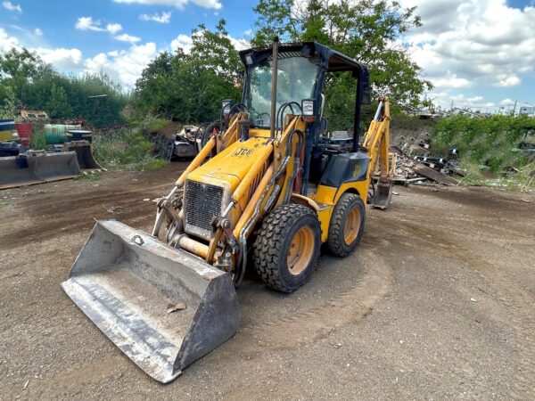 JCB 1CX usata in vendita a Roma vista anteriore laterale con pneumatici industriali