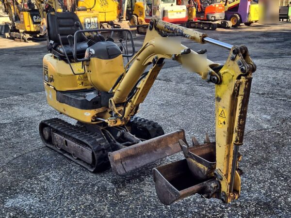 Miniescavatore Komatsu PC09 usato del 2015, vista anteriore sinistra con braccio, benna da scavo e benna pulizia fossi, in vendita da DAMAC a Roma