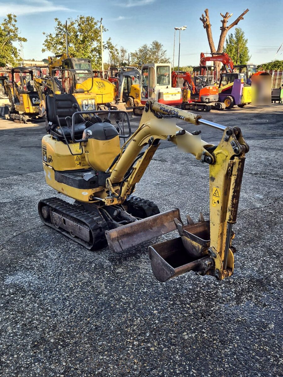Miniexcavadora Komatsu PC09 usada de 2015, vista frontal izquierda con brazo, cazo de excavación y cazo de limpieza, en venta en DAMAC