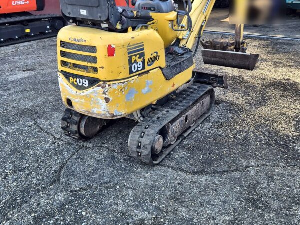 Komatsu PC09 usato vista posteriore sinistra con contrappeso compatto e cingoli in gomma