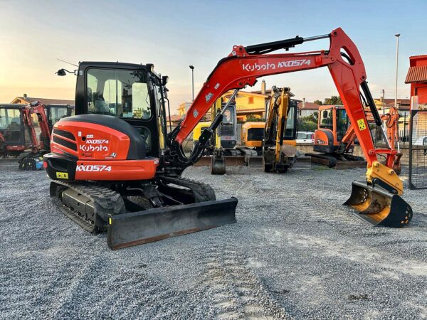 Kubota KX57-4 usato del 2018, vista anteriore sinistra con lama e benna, in vendita da DAMAC ad Anguillara Sabazia