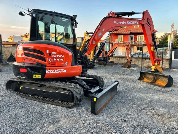 Miniescavatore Kubota KX57-4 usato, vista posteriore sinistra con contrappeso, cingoli in gomma e lama