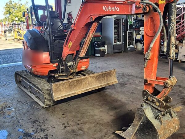 Miniescavatore Kubota U20-3α usato del 2020, vista anteriore con lama, braccio e benna, in vendita da DAMAC