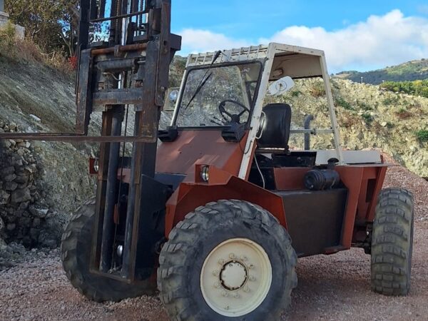 Carrello elevatore fuoristrada MANITOU 50 quintali usato vista anteriore con montante duplex e pneumatici off-road