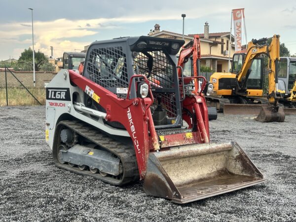 Takeuchi TL6R vista frontale con benna standard e cabina aperta.
