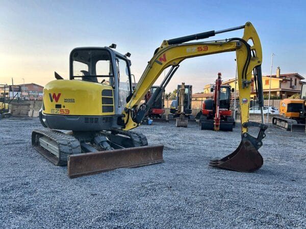 Wacker Neuson EZ53 usato del 2019, vista anteriore sinistra con lama e benna, in vendita da DAMAC a Roma