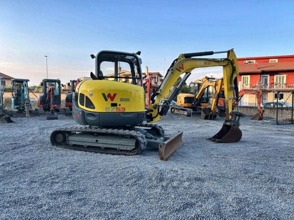 Miniescavatore Wacker Neuson EZ53 usato, vista posteriore sinistra con braccio e benna appoggiata a terra