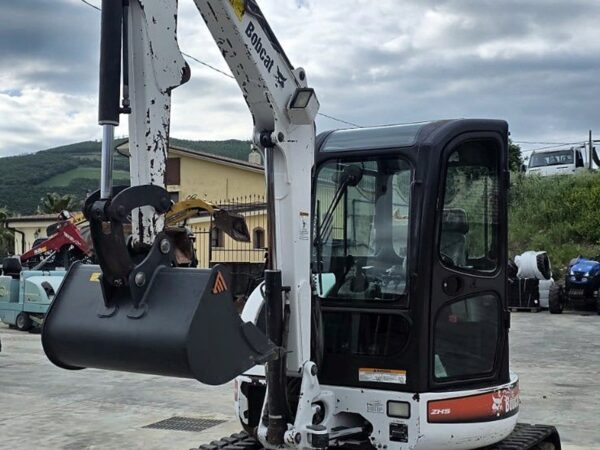 Miniescavatore Bobcat 430 Fast Track usato del 2009, vista anteriore sinistra con benna e lama, in provincia di Foggia