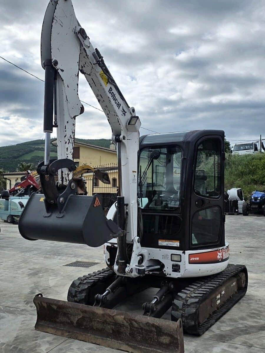Miniexcavadora Bobcat 430 Fast Track usada de 2009, vista delantera izquierda con cazo y hoja, en Foggia, Italia