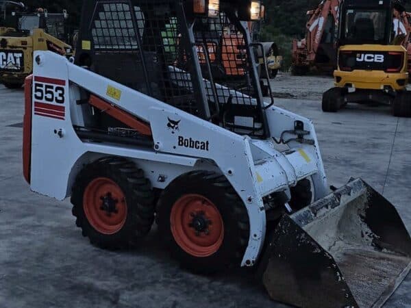 Minipala gommata Bobcat 553 usata del 2000, vista anteriore destra con benna, in provincia di Foggia