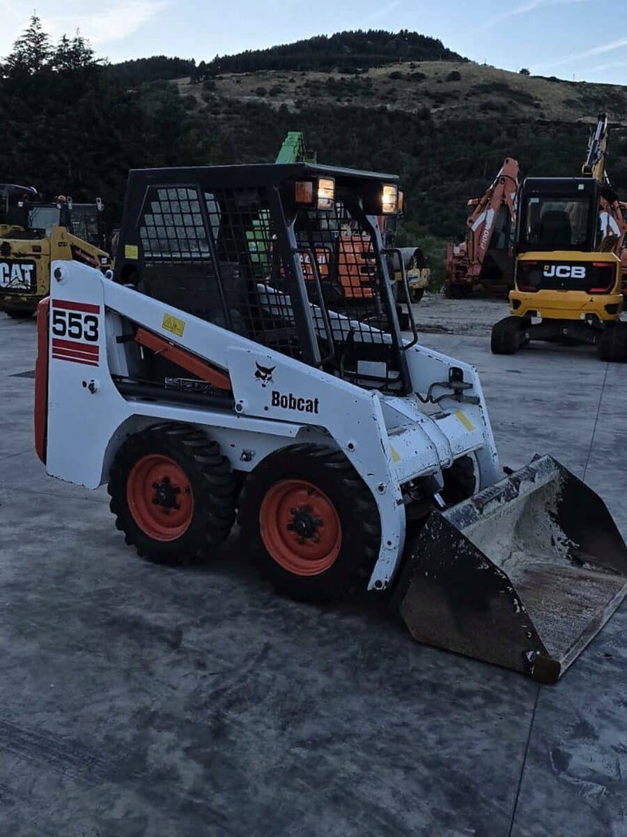 Minipala gommata Bobcat 553 usata del 2000, vista anteriore destra con benna, in provincia di Foggia