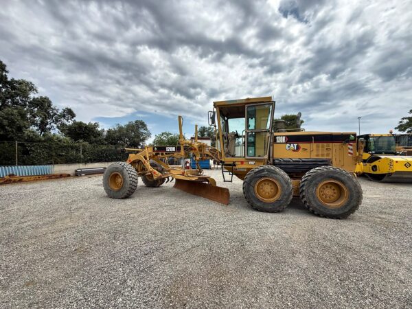 Livellatrice Caterpillar 120H usata del 2006 in Puglia, vista laterale sinistra con lama