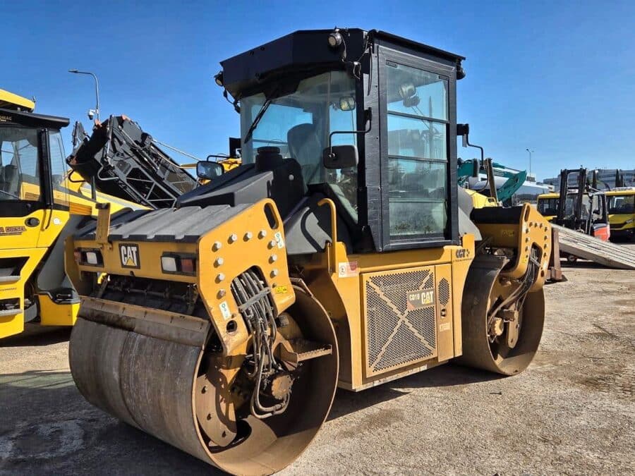 Rullo compattatore tandem Caterpillar CD10 usato, vista anteriore sinistra, del 2019, a Roma