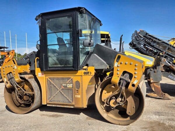 Rullo compattatore tandem Caterpillar CD10 usato, vista laterale destra