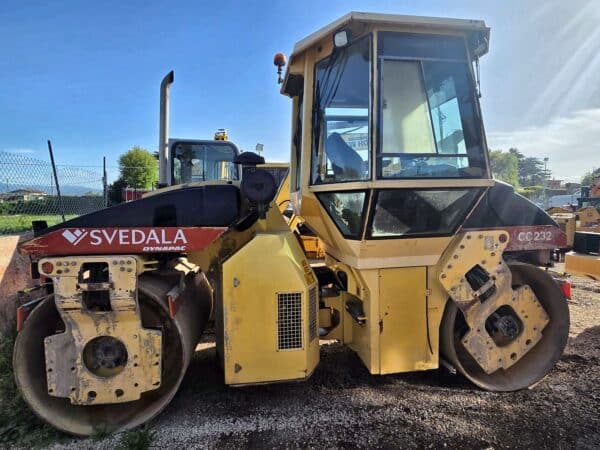 Rullo compattatore tandem Dynapac CC232 usato, vista laterale, del 2000, a Roma