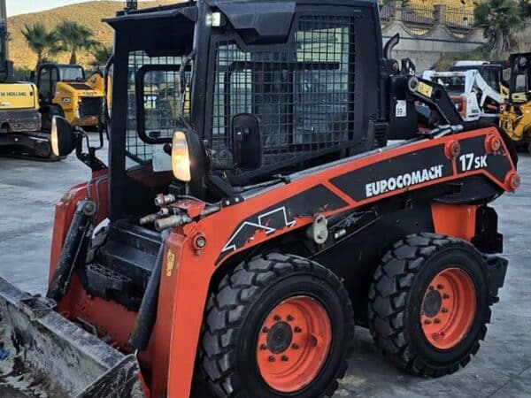 Minipala gommata Eurocomach 17SK usata del 2022, vista anteriore sinistra con benna, in provincia di Foggia