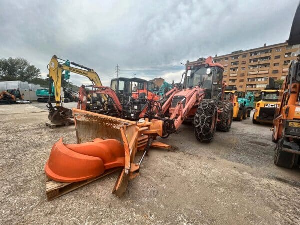 Terna Fiat Hitachi FB200.2-4PS usata, vista anteriore con lama spalaneve, del 2000, a Roma