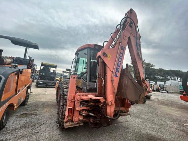 Terna Fiat Hitachi FB200.2-4PS usata, vista posteriore