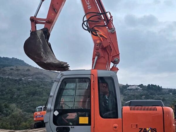 Escavatore cingolato Hitachi Zaxis 130 LCN usato del 2006, vista laterale sinistra con braccio triplice, in provincia di Foggia