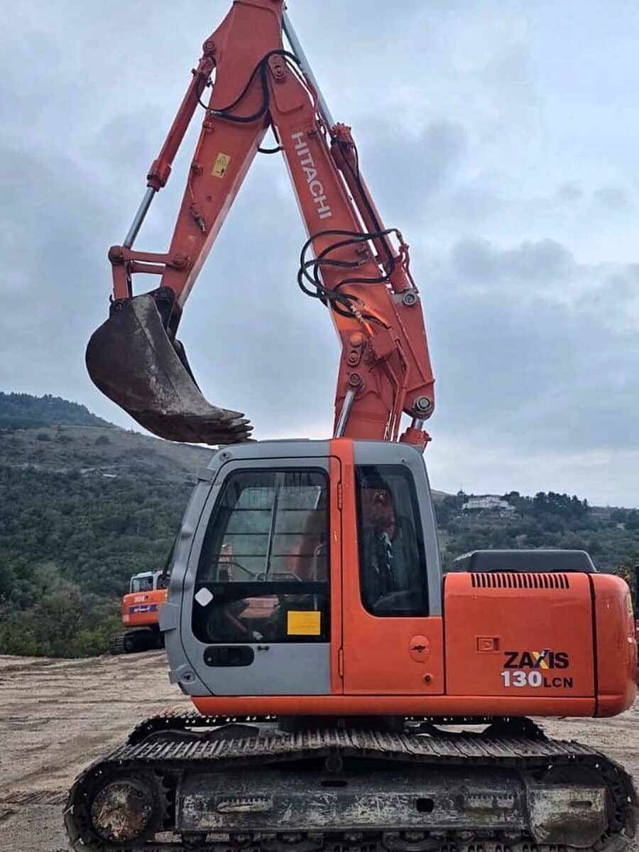 Escavatore cingolato Hitachi Zaxis 130 LCN usato del 2006, vista laterale sinistra con braccio triplice, in provincia di Foggia