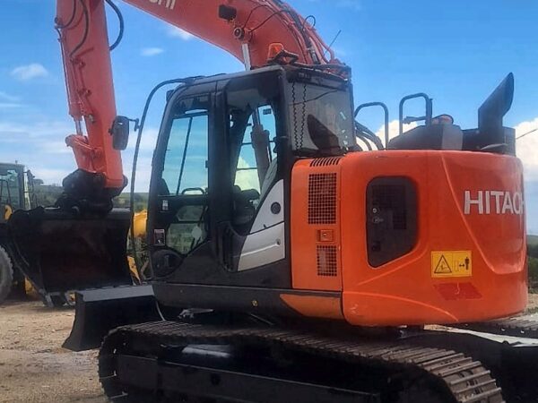 Escavatore cingolato Hitachi Zaxis 135US usato del 2016, vista anteriore sinistra con lama, in provincia di Foggia