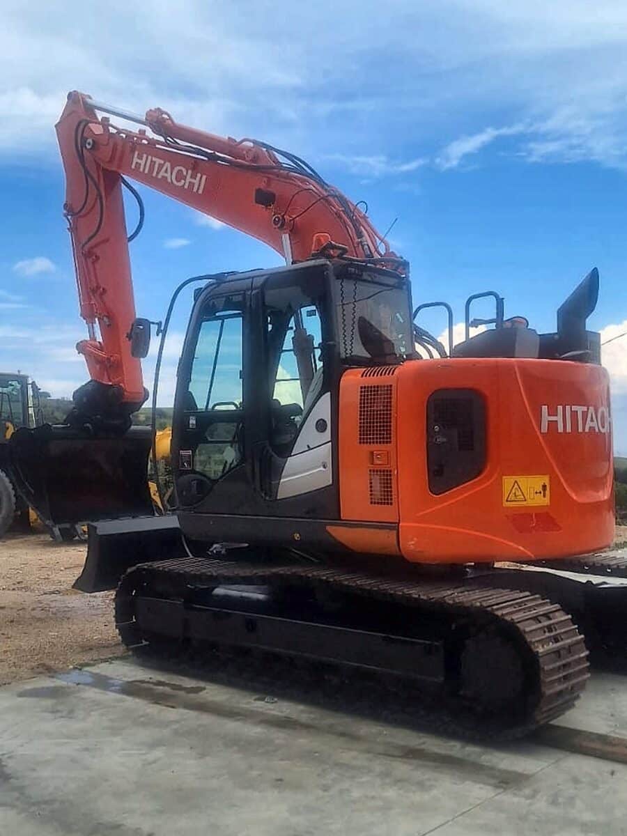 Escavatore cingolato Hitachi Zaxis 135US usato del 2016, vista anteriore sinistra con lama, in provincia di Foggia
