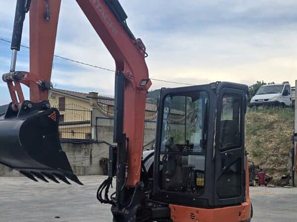 Miniescavatore Hitachi Zaxis 55U usato del 2018, vista anteriore sinistra con lama, in provincia di Foggia