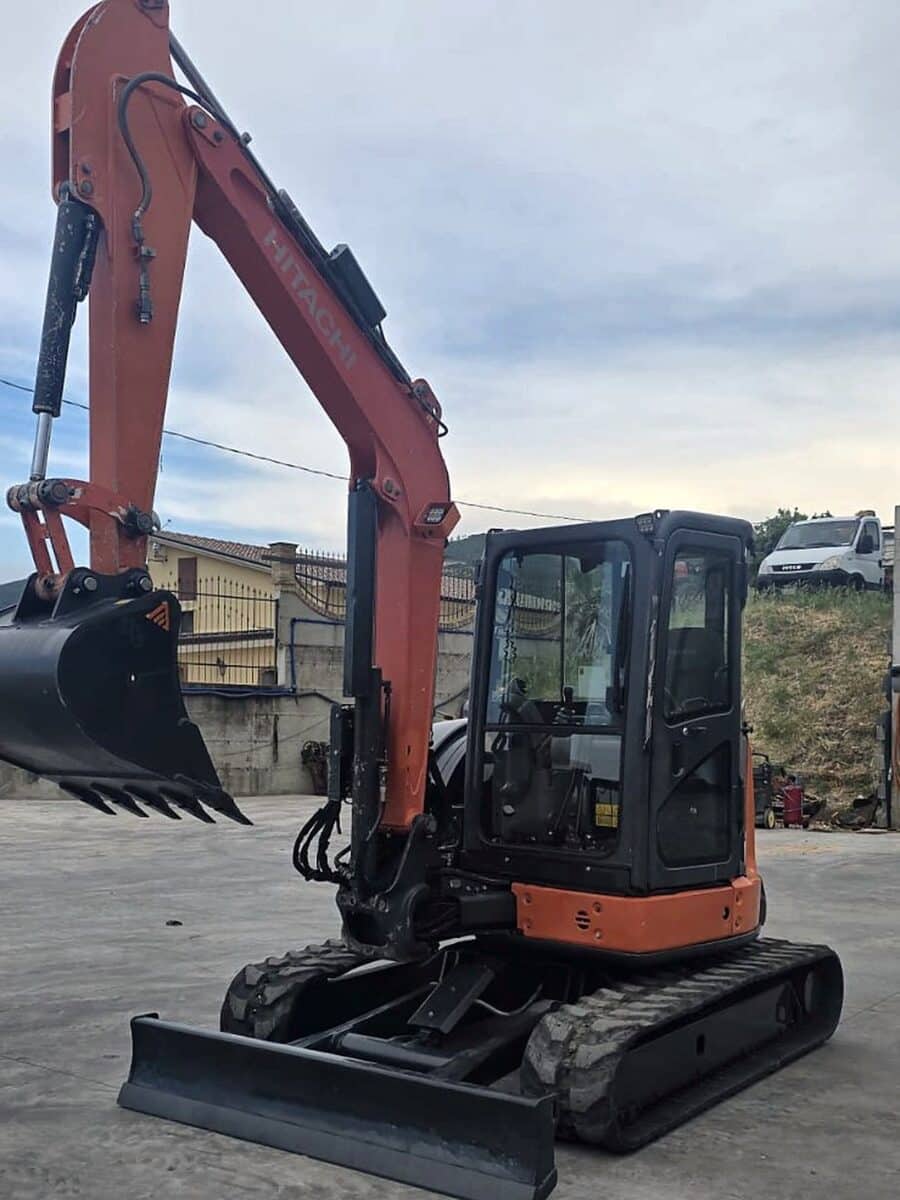 Miniescavatore Hitachi Zaxis 55U usato del 2018, vista anteriore sinistra con lama, in provincia di Foggia