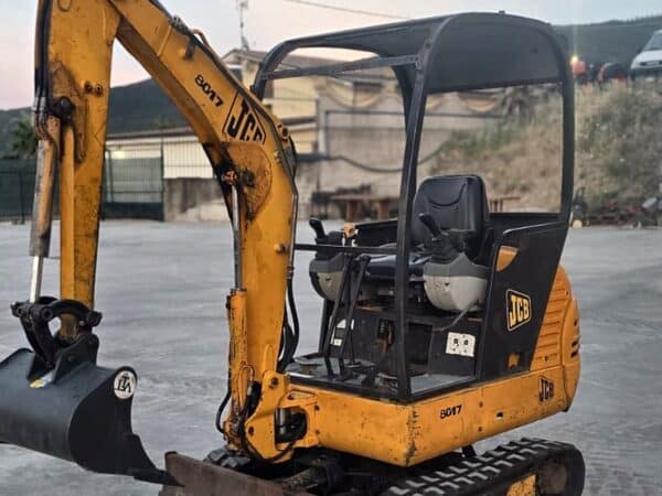 Miniescavatore JCB 8017 usato del 2006, vista anteriore sinistra con lama, in provincia di Foggia