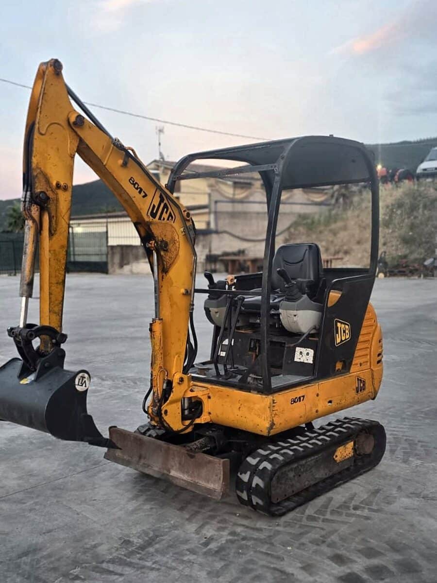 Miniescavatore JCB 8017 usato del 2006, vista anteriore sinistra con lama, in provincia di Foggia