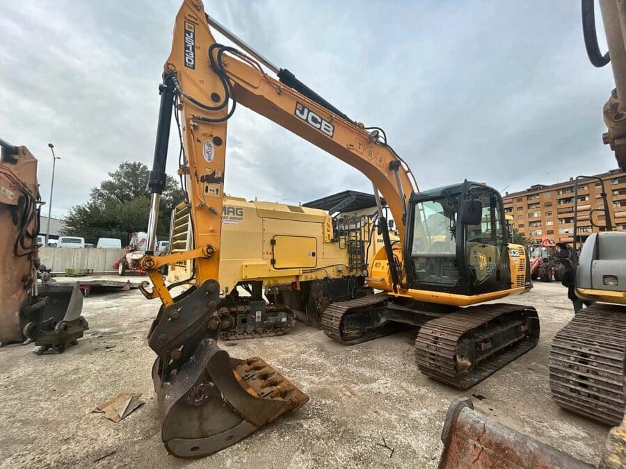 Escavatore cingolato JCB JS130LC usato, vista anteriore sinistra, del 2014, a Roma