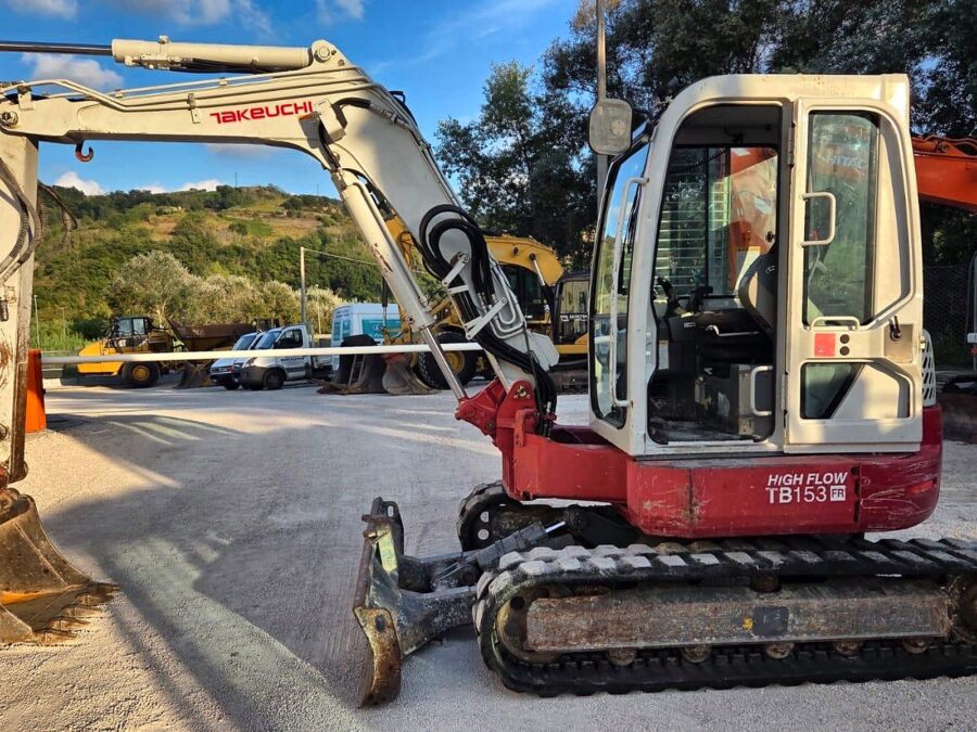Miniescavatore Takeuchi TB153FR usato, vista anteriore sinistra, del 2017, a Roma