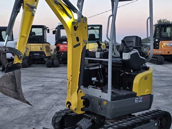 Miniescavatore Wacker Neuson EZ17 usato del 2022, vista anteriore sinistra con lama, in provincia di Foggia