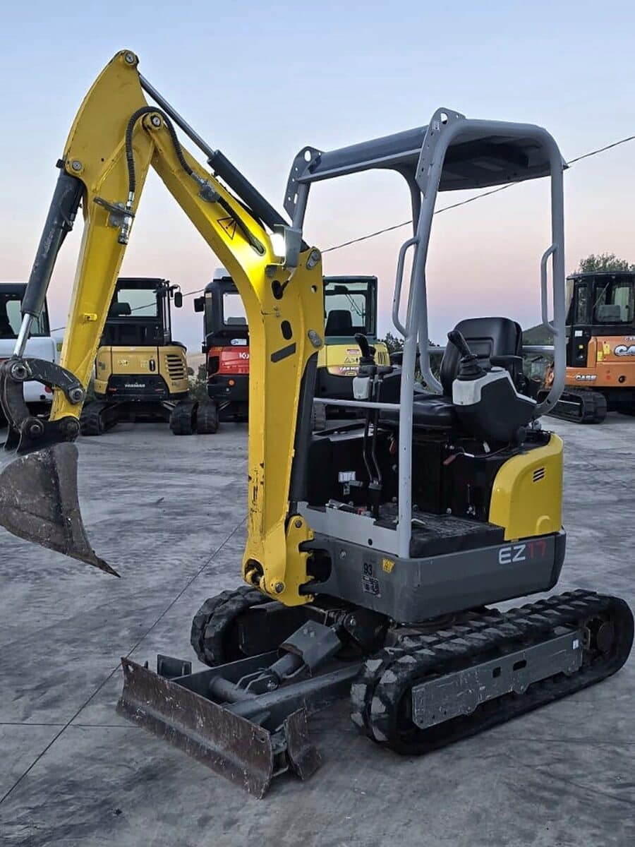 Miniescavatore Wacker Neuson EZ17 usato del 2022, vista anteriore sinistra con lama, in provincia di Foggia