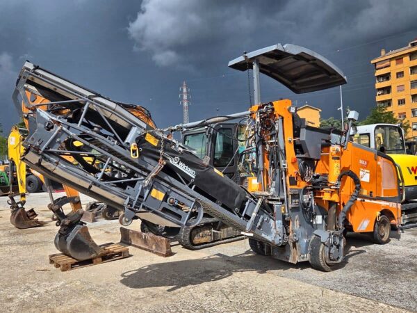 Fresatrice stradale Wirtgen W50DC usata, vista anteriore sinistra, del 2012, a Roma