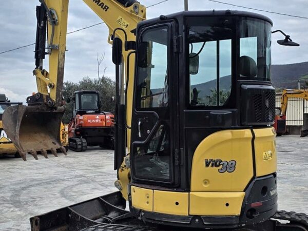 Miniescavatore Yanmar VIO38 usato del 2019, vista anteriore sinistra con lama, in provincia di Foggia
