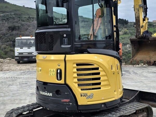 Miniescavatore Yanmar VIO38 usato, vista posteriore destra